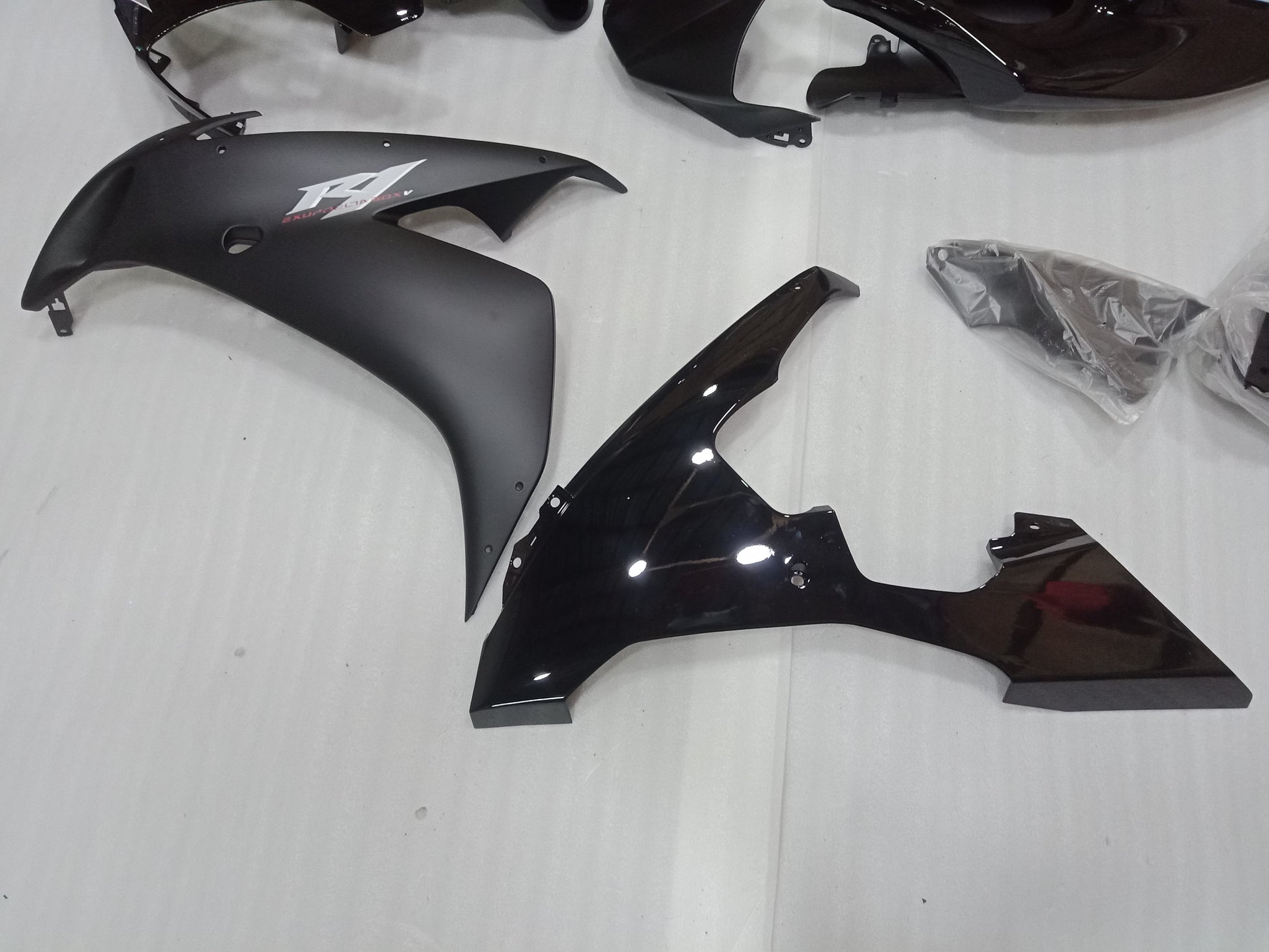 2004 - 2006 Black Fairing Kit For Yamaha R1 Fairing 03