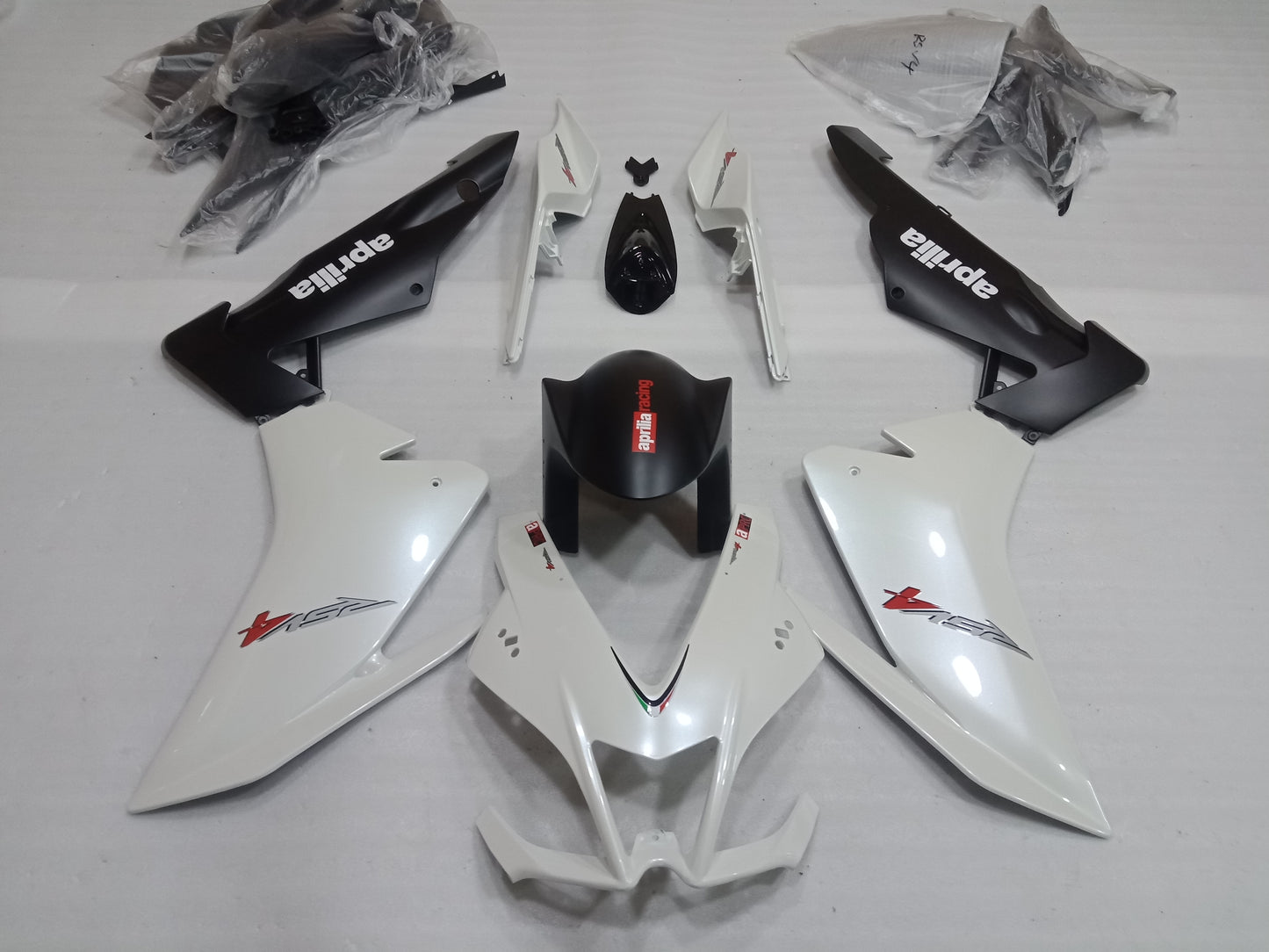 ---AU STOCKING--- Aprilia RSV4 2009 - 2016 Pearl White Fairing Kit