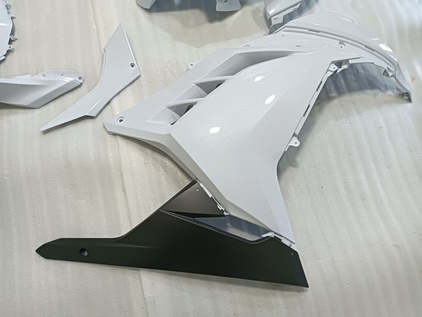 Pearl White Fairing Kawasaki Ninja 300 - 02