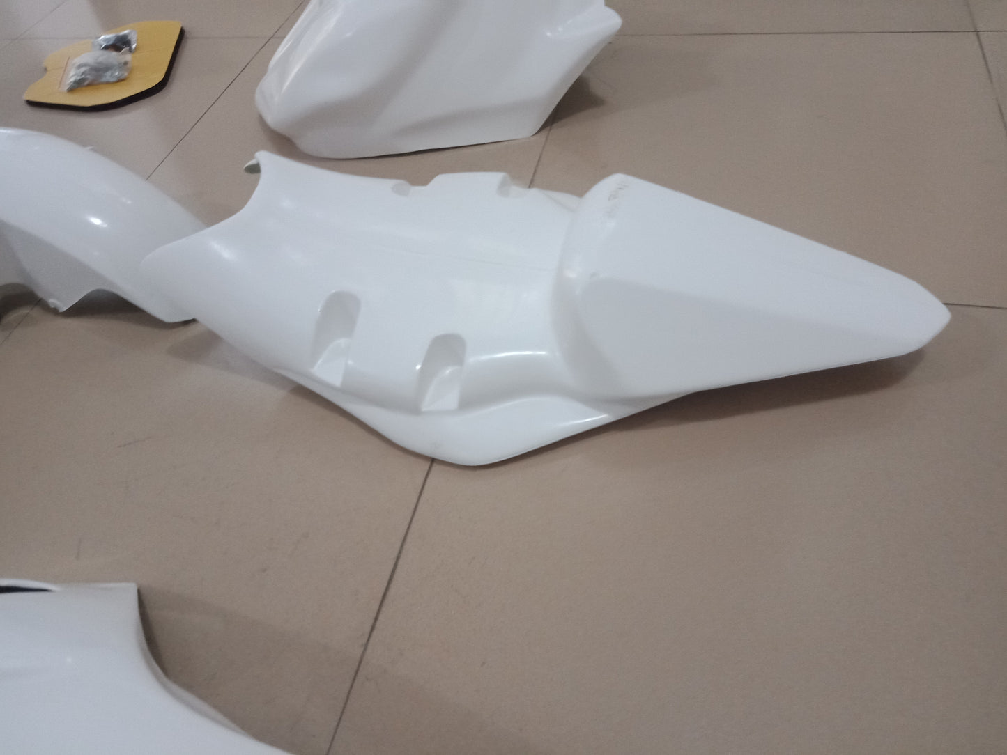Unpainted Yamaha R6 Fiberglass race fairing 01
