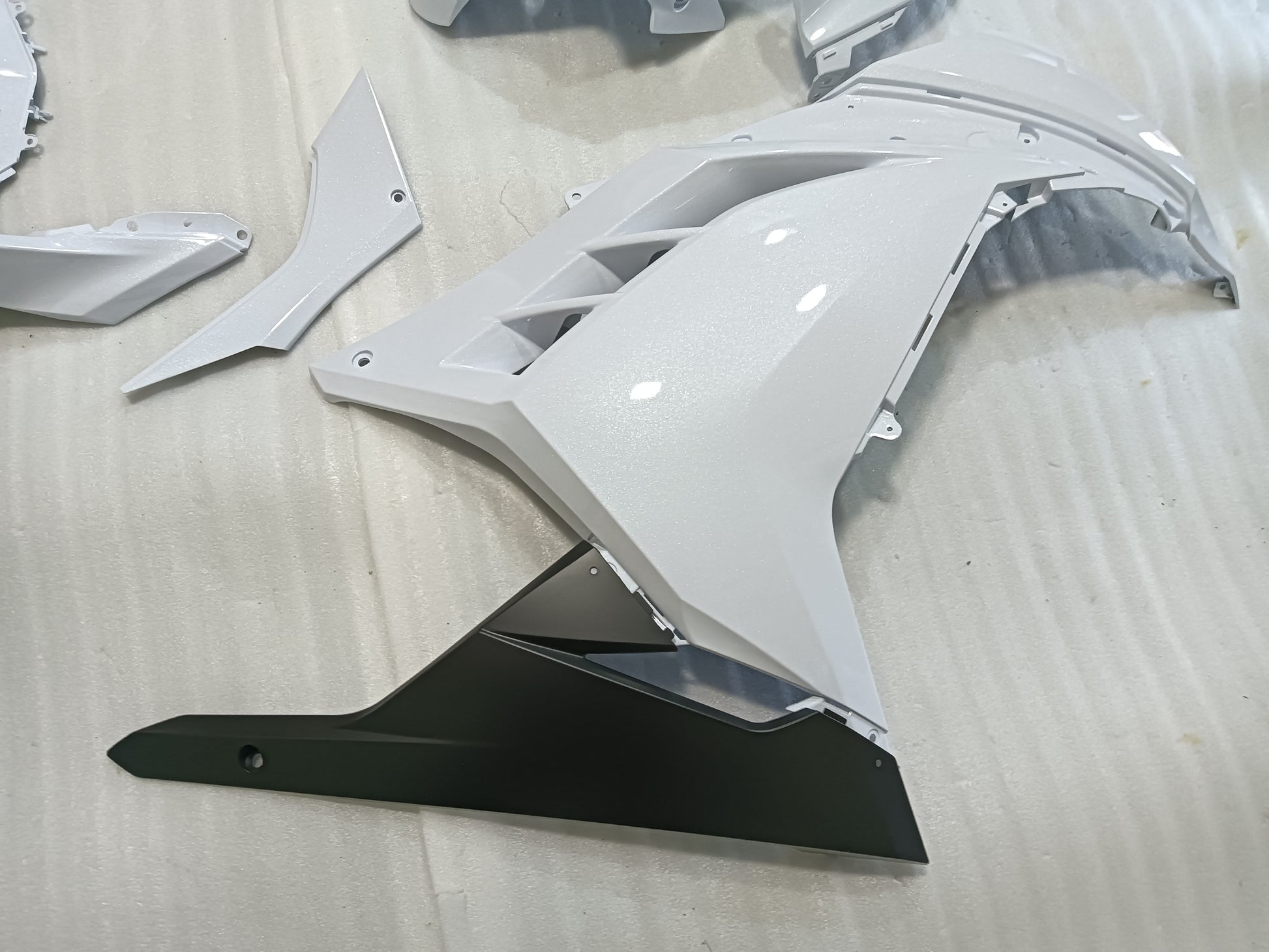 Pearl White Fairing Kawasaki Ninja 300 - 02