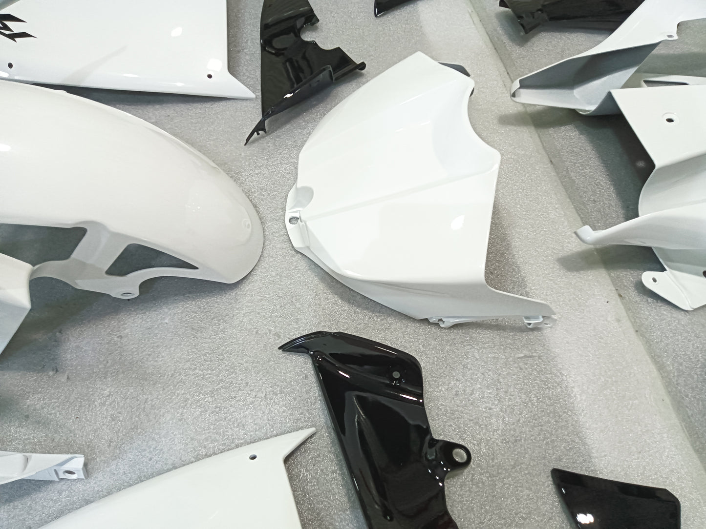 white Yamaha R1 race fairing 03
