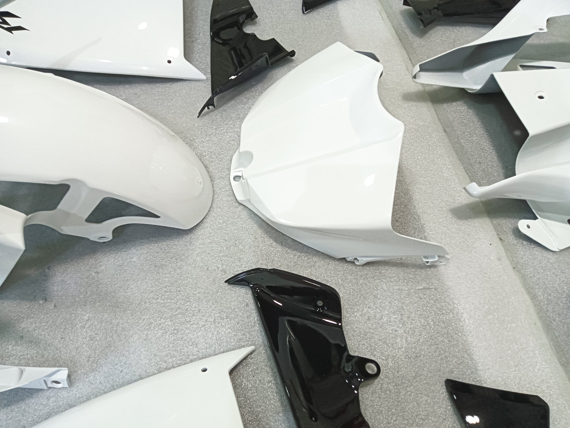 white Yamaha R1 race fairing 03