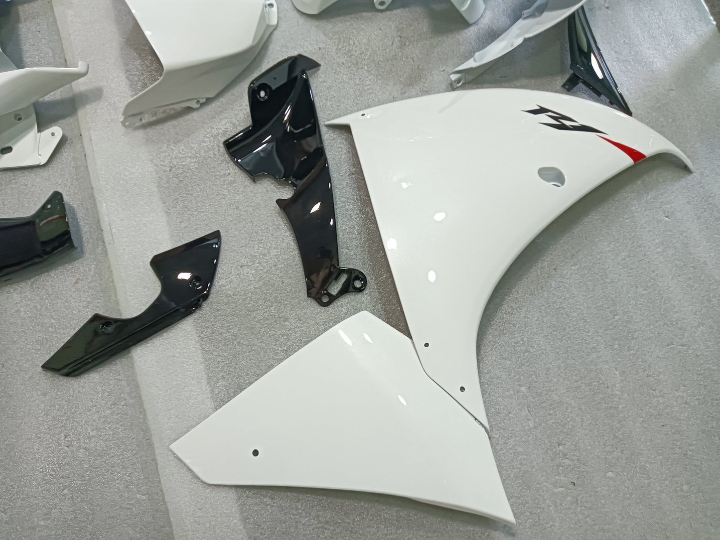 white Yamaha R1 race fairing 04