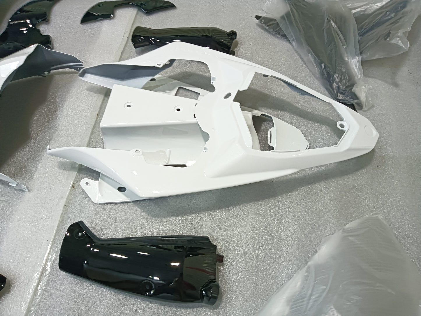 white Yamaha R1 race fairing 06