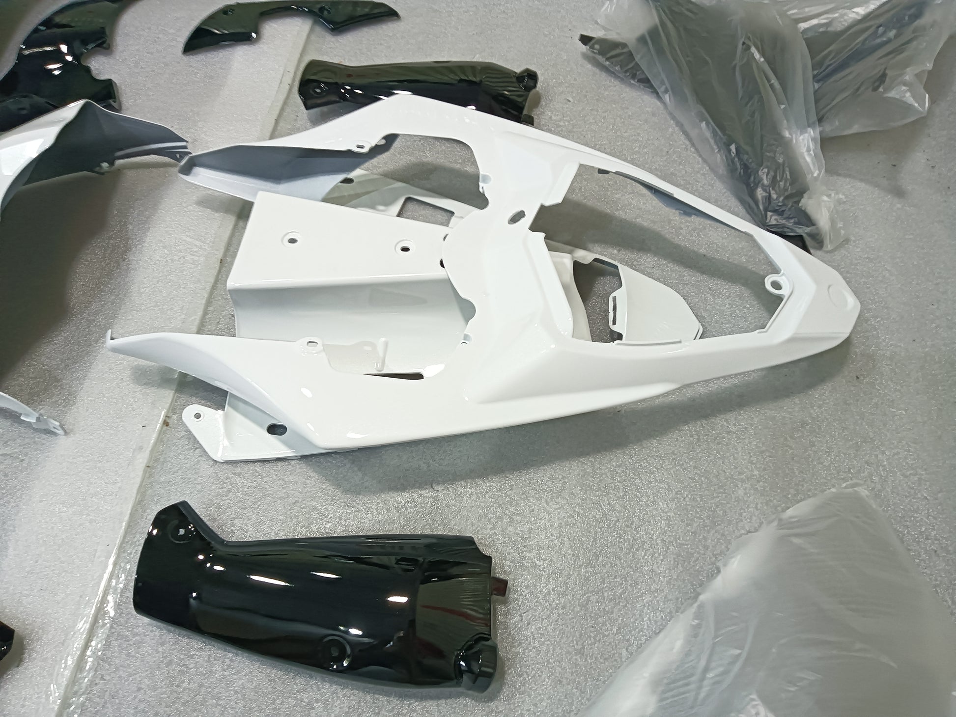 white Yamaha R1 race fairing 06